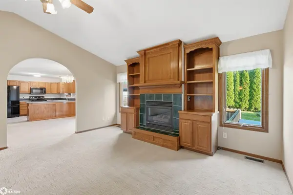 306 Thomas DR, Marshalltown, IA 50158