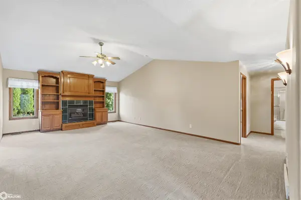 306 Thomas DR, Marshalltown, IA 50158
