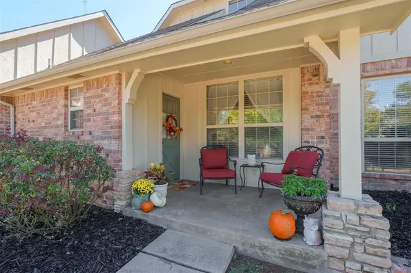 115 Lakeview CT, Edmond, OK 73003