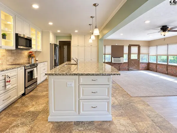 1305 W 24th Ave, Hutchinson, KS 67502