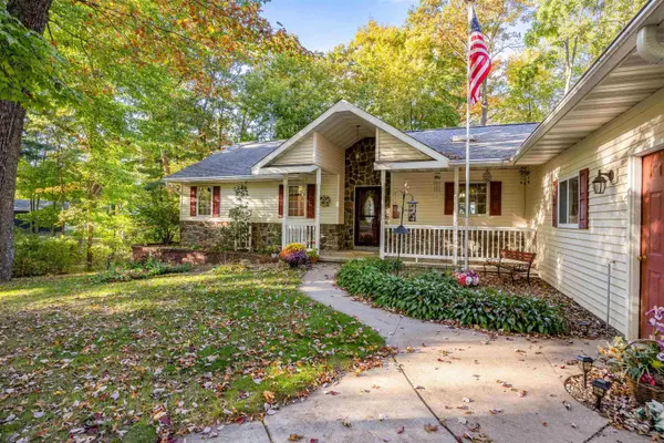 N3120 W SILVER LAKE DR, Waupaca, WI 54981