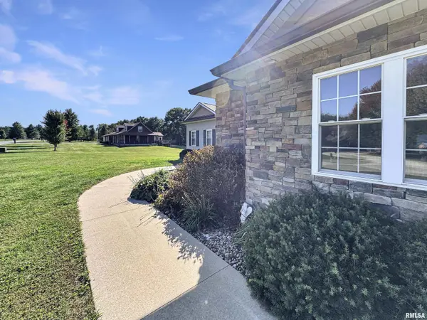 1041 County Road 910 E ST, Mt Sterling, IL 62353