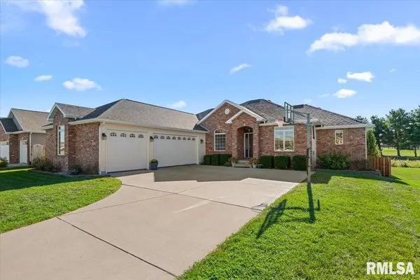 512 Wintergreen DR, Chatham, IL 62629