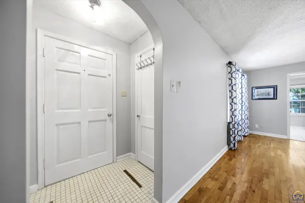 1278 SW Collins AVE, Topeka, KS 66604