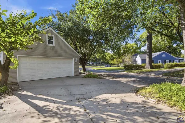 1278 SW Collins AVE, Topeka, KS 66604
