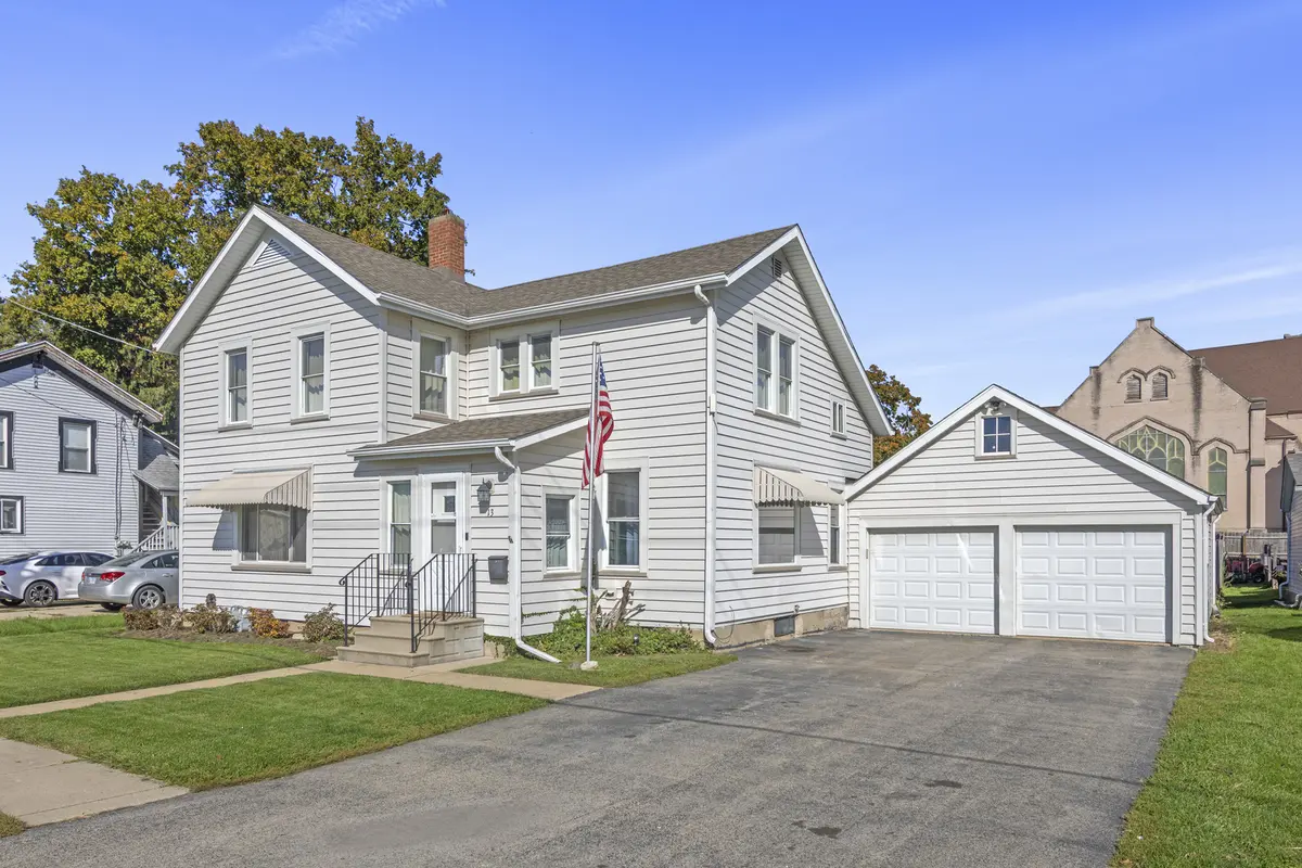 13 E 2nd ST, Sandwich, IL 60548