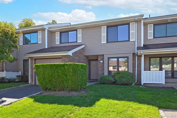 56 South Pond LN, Smithtown, NY 11787