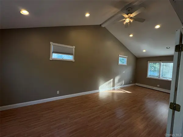 11 Oak PL, Selden, NY 11784