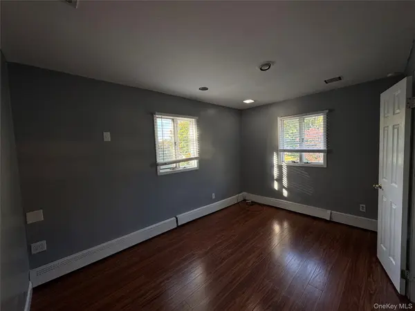 11 Oak PL, Selden, NY 11784