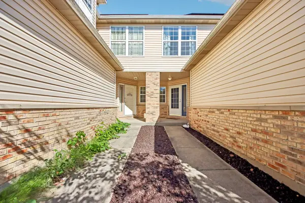1084 Viewpoint DR, Lake In The Hills, IL 60156