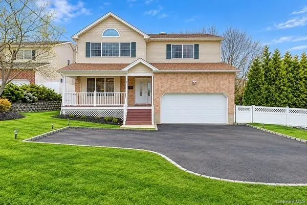 1 Fairway DR, Old Bethpage, NY 11804
