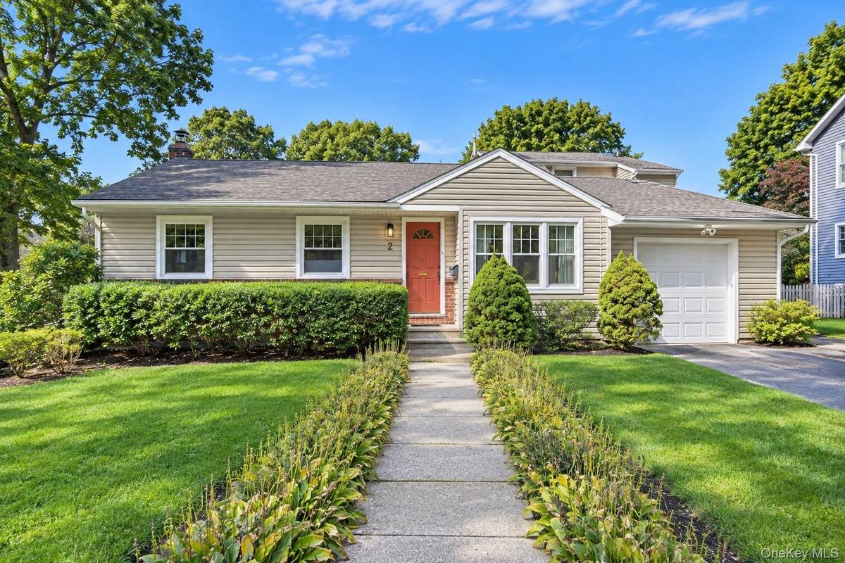 2 Milburn LN, Huntington, NY 11743