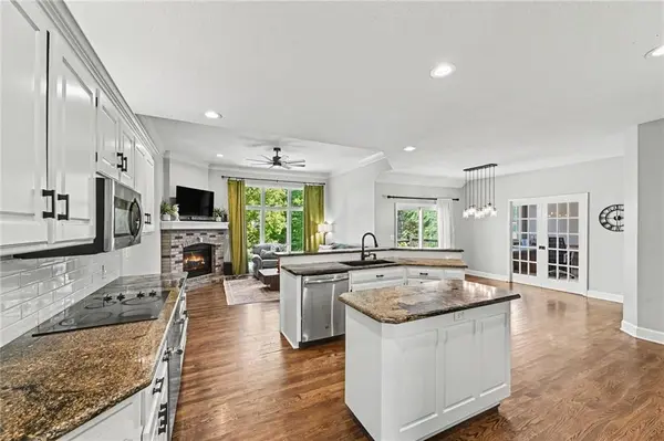 8121 Parkview DR, Parkville, MO 64152
