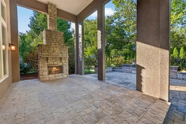 5008 W 141st TER, Leawood, KS 66224
