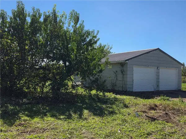 37780 Pleasant Valley RD, Osawatomie, KS 66064