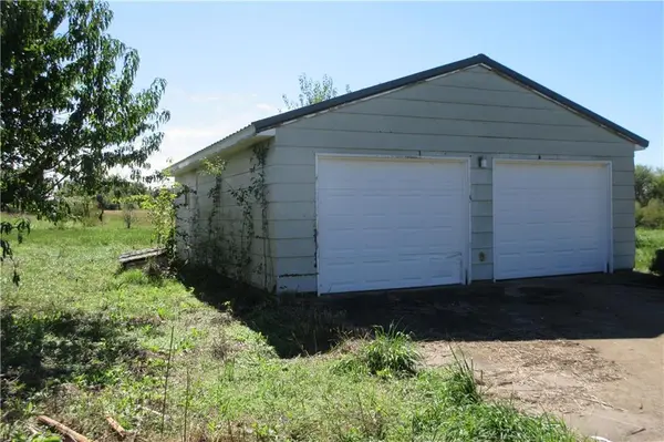 37780 Pleasant Valley RD, Osawatomie, KS 66064