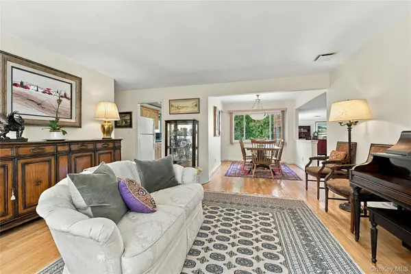 2 Milburn LN, Huntington, NY 11743