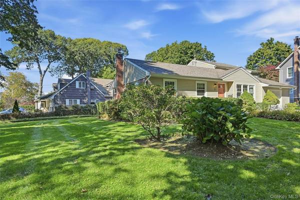 2 Milburn LN, Huntington, NY 11743