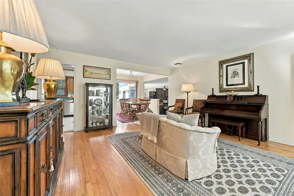 2 Milburn LN, Huntington, NY 11743