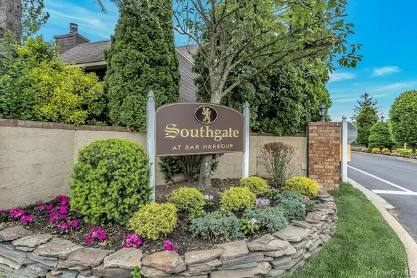 148 Southgate CIR, Massapequa Park, NY 11762