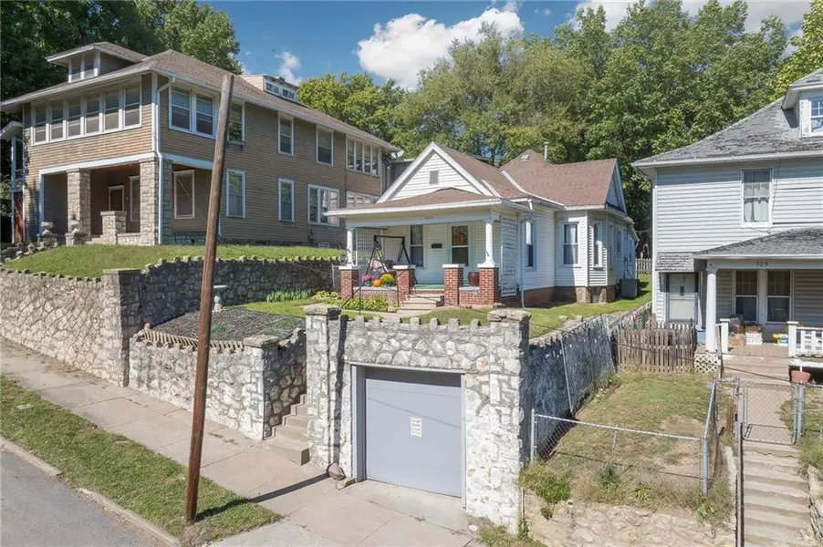 703 McDonald ST, St Joseph, MO 64505
