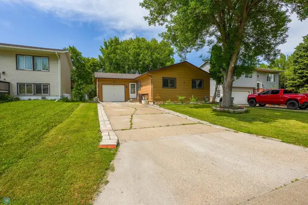 1813 29th Street CIR S, Moorhead, MN 56560