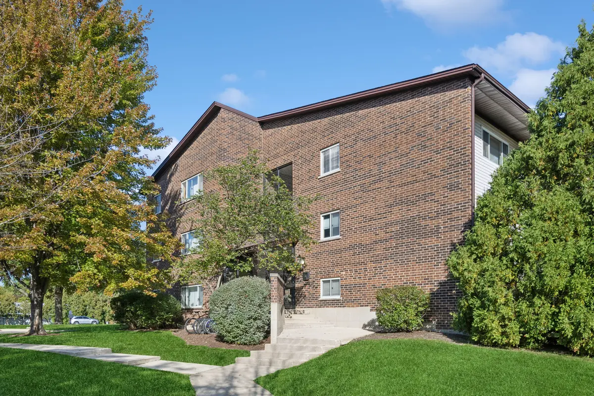 660 Perrie DR #201, Elk Grove Village, IL 60007