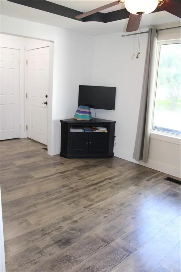 1117 NE Ridgeview DR, Lee's Summit, MO 64086