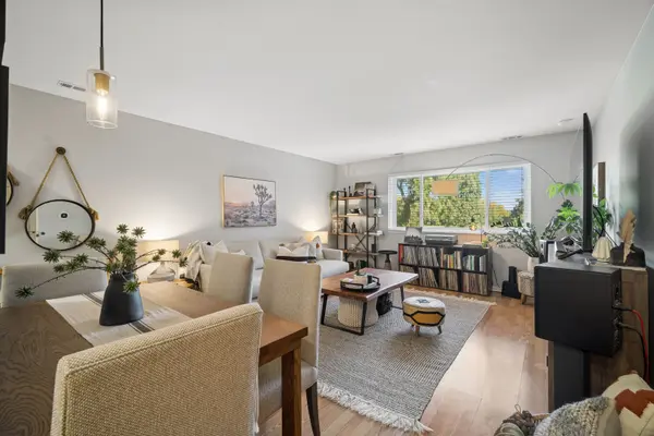 660 Perrie DR #201, Elk Grove Village, IL 60007