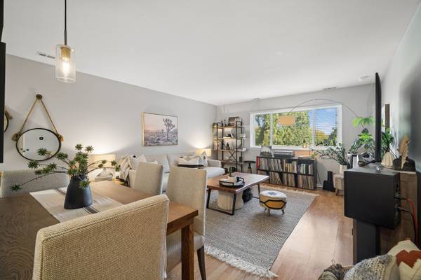 660 Perrie DR #201, Elk Grove Village, IL 60007