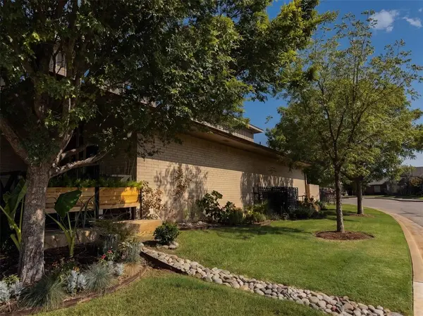 2228 Vineyard BLVD, The Village, OK 73120