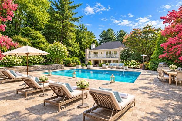 9 Godfrey LN, Huntington, NY 11743