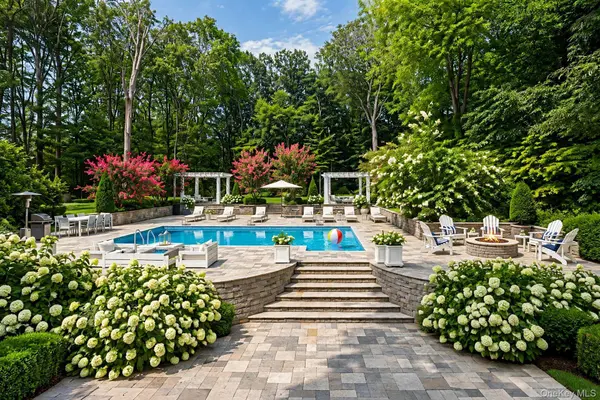 9 Godfrey LN, Huntington, NY 11743