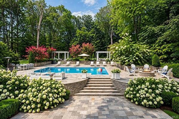9 Godfrey LN, Huntington, NY 11743
