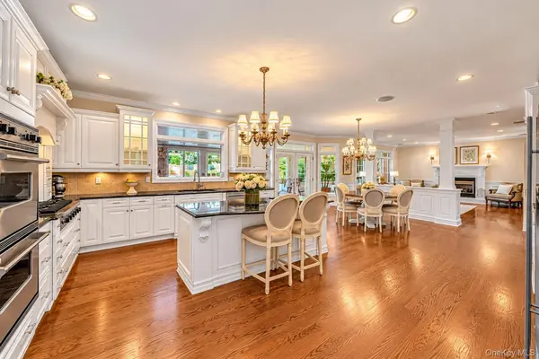 9 Godfrey LN, Huntington, NY 11743