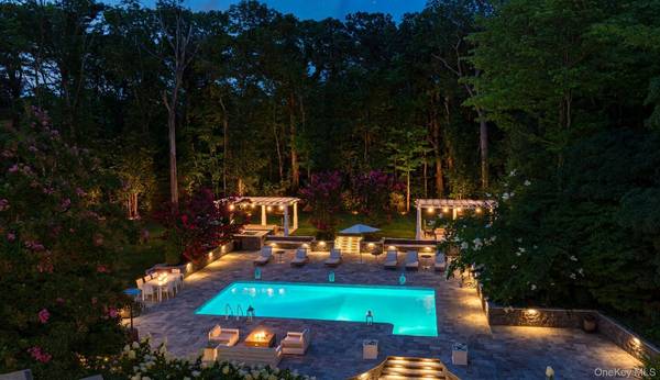 9 Godfrey LN, Huntington, NY 11743