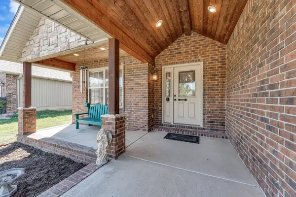 400 Brittany CT, Aurora, MO 65605