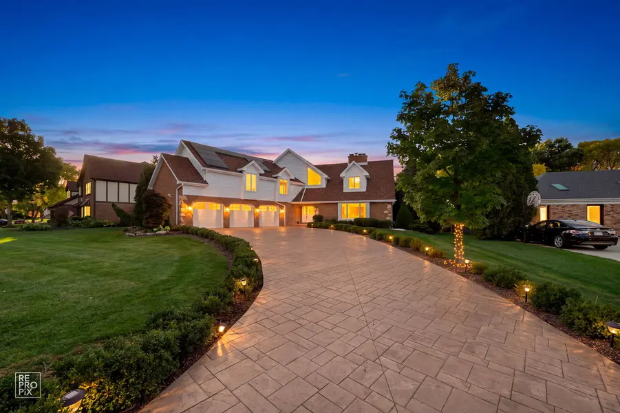 154 Saddle Brook DR, Oak Brook, IL 60523