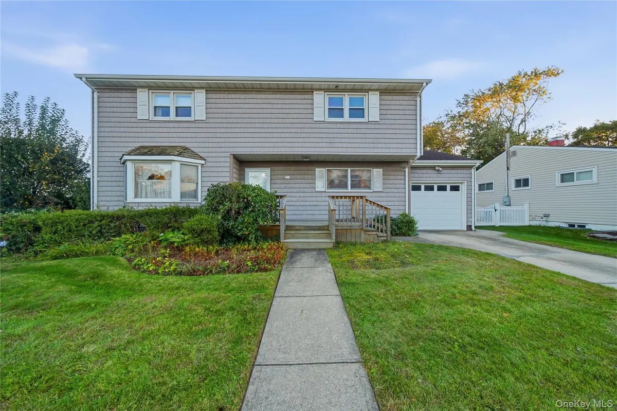46 Margaret DR, Plainview, NY 11803