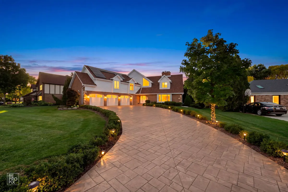 154 Saddle Brook DR, Oak Brook, IL 60523