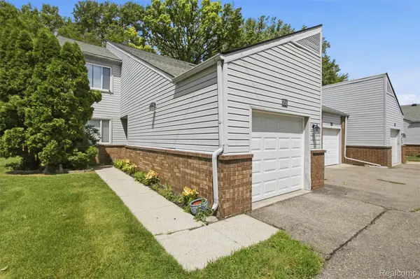 735 Claire Pointe CIR, St. Clair Shores, MI 48081