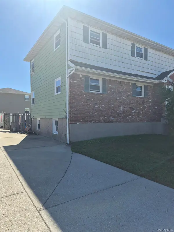 1986 Oakwood AVE, Merrick, NY 11566