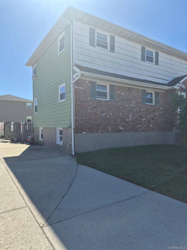 1986 Oakwood AVE, Merrick, NY 11566
