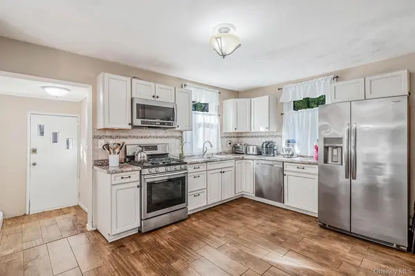 60 S Evergreen DR, Selden, NY 11784
