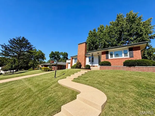 11 Pinewood DR, St Louis, MO 63123