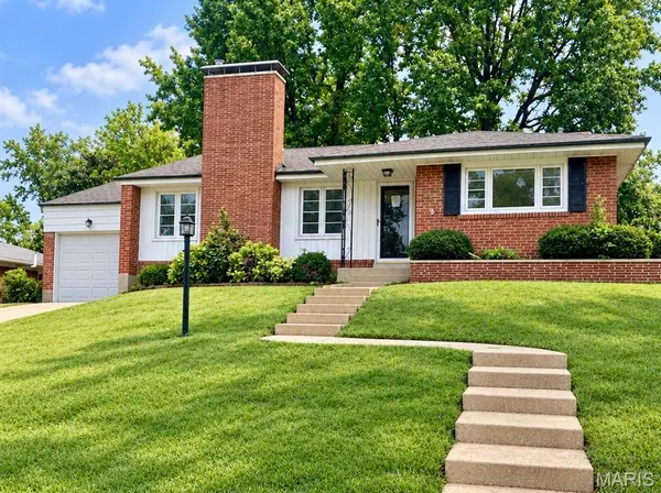 11 Pinewood DR, St Louis, MO 63123