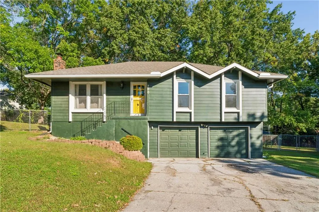 700 NE 55TH ST, Kansas City, MO 64118