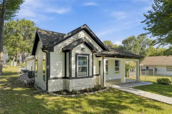 614 Spruce ST, Leavenworth, KS 66048
