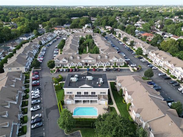 101 Willow LN, Valley Stream, NY 11580