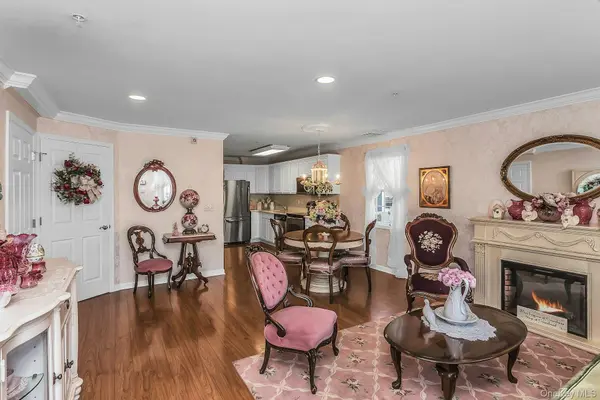 101 Willow LN, Valley Stream, NY 11580